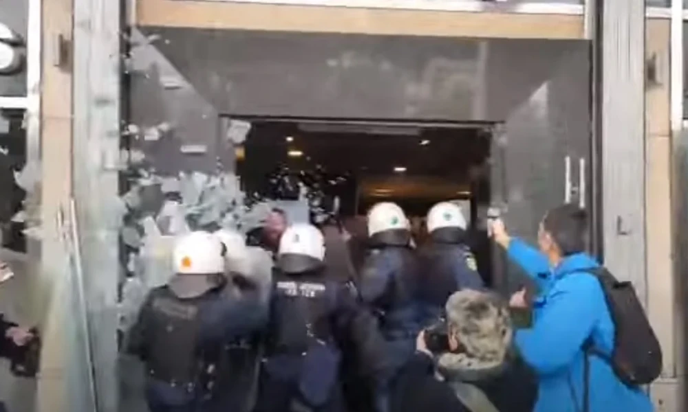 Σύνταγμα: Σοκαριστικό βίντεο απεικονίζει την αδιακιολόγητη βία των ΜΑΤ σε κατάστημα φαστ φουντ- Έσπασαν τζαμαρία και χτύπησαν περαστικούς